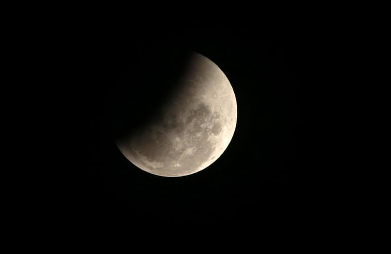 Vislumbra ya la construcción, en colaboración con las grandes agencias espaciales del mundo, de una 'aldea lunar'. (ARCHIVO)