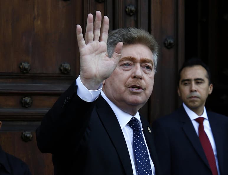 Luego de que el Congreso local aprobó el lunes la extensión de la próxima gubernatura de Baja California, de dos a cinco años, el mandatario estatal, Francisco Vega de Lamadrid, dijo que no publicará la reforma en el Periódico Oficial de la entidad. (ARCHIVO)