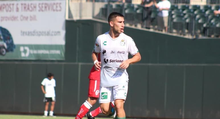 El volante uruguayo, estuvo por la mañana en el Guerrero Fest en el Estadio Corona. (ESPECIAL)
