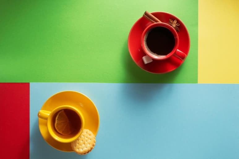 Existe una discrepancia entre los efectos de ambas bebidas, pues si bien el café protege de enfermedades cardiovasculares, el té inhibe el crecimiento de tumores.