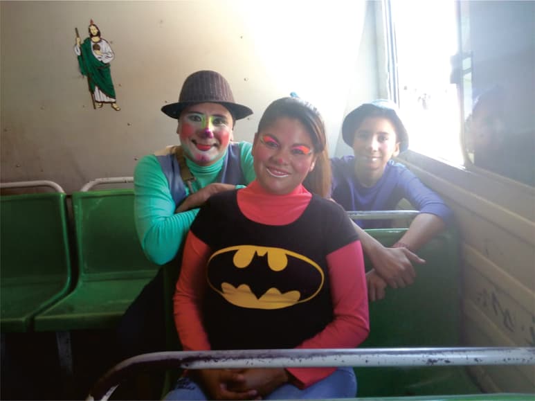 Unión. Papá, mamá e hijo hacen equipo para mostrar sus rutinas en el transporte público. (EL SIGLO DE TORREÓN / Daniela Ramírez)