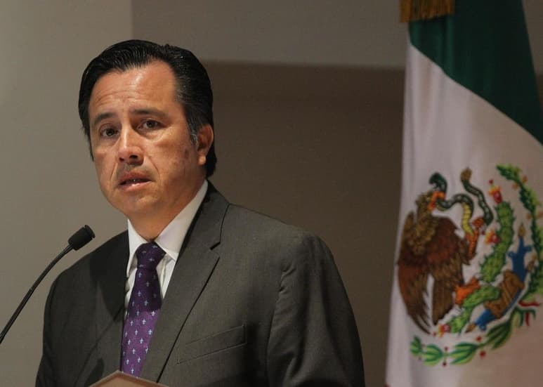 El gobernador de Veracruz, el morenista Cuitláhuac García Jiménez, designó como encargada de la Comisión Estatal de Búsqueda de Personas a una mujer cuya experiencia laboral es el servicio de banquetes, lo que le ha generado duras críticas de la oposición. (ARCHIVO)