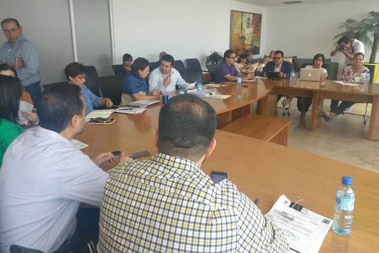 Buscan ediles que se regularicen licencias de alcoholes que cuentan con rezagos históricos. (ROBERTO ITURRIAGA)