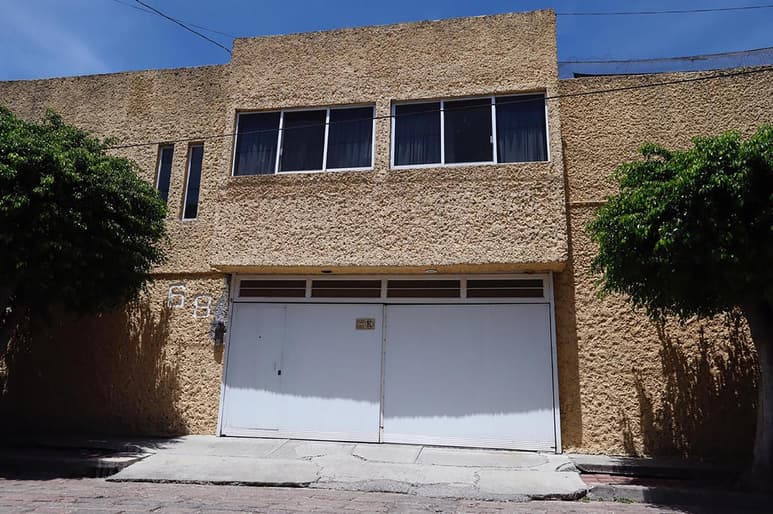 La situación de Lupita y David contrasta mucho con la de los dueños y socios de inmobiliarias. (EL UNIVERSAL)
