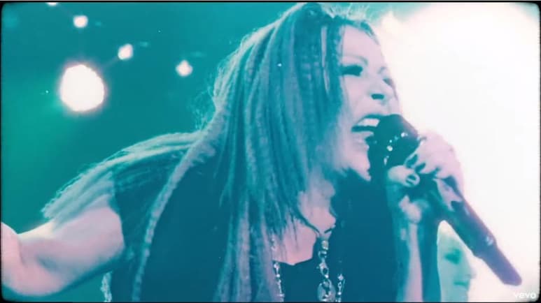 Oye mi amor es el segundo adelanto del nuevo material de Alejandra Guzmán, el cual rinde tributo a canciones clásicas de rock en español y grabado en vivo desde el legendario Roxy de Los Ángeles. (YOUTUBE)
