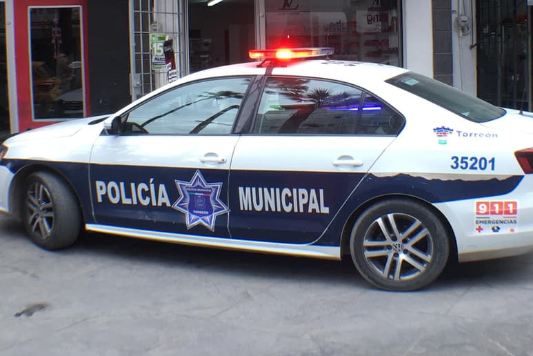 De inmediato los oficiales aseguraron al hombre, quién se identificó como Juan de 34 años de edad, probable responsable del delito de comercio. (ARCHIVO)