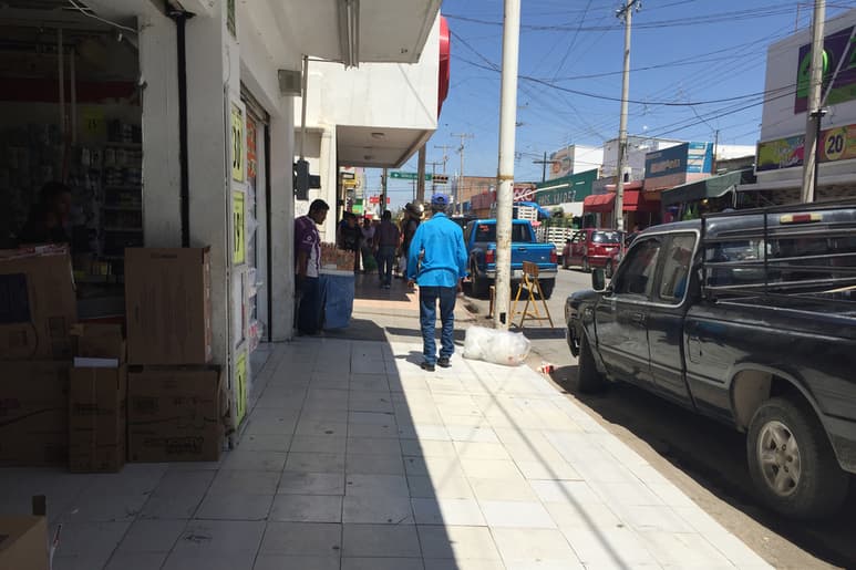 El consumir alimentos en la vía pública intensifica la presencia de enfermedades gastrointestinales. (EL SIGLO DE TORREÓN)