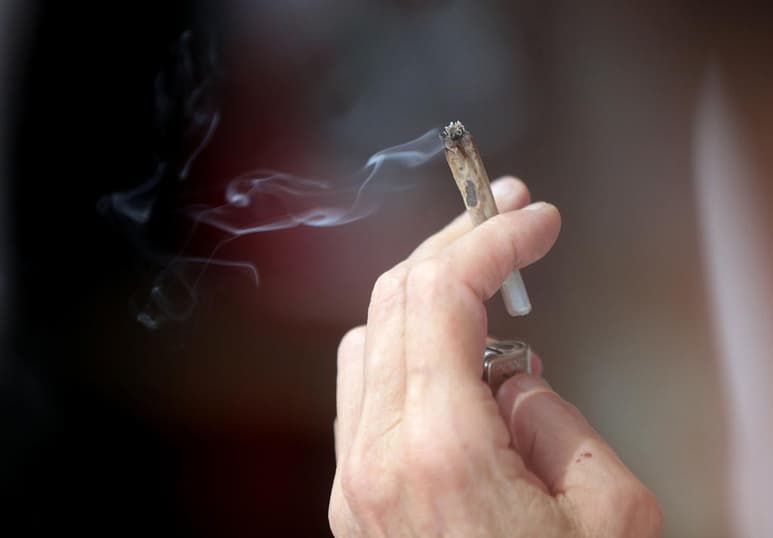Más de 342 mil personas consumen o han probado algún tipo de droga, cifra que equivale al 11.4 por ciento de la población total. (ARCHIVO)