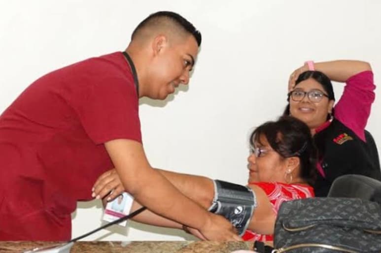 El director de Salud Pública revisa a una paciente, ajena a la plaga de garrapatas detectada en dos viviendas de Castaños. (EL SIGLO)
