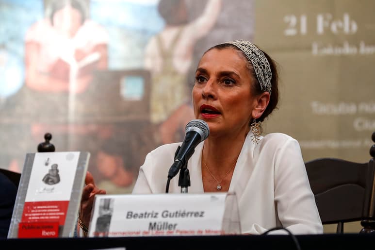 La esposa del presidente, Beatriz Gutiérrez, asegura que a un lector crítico no le darán gato por libre. (ARCHIVO)