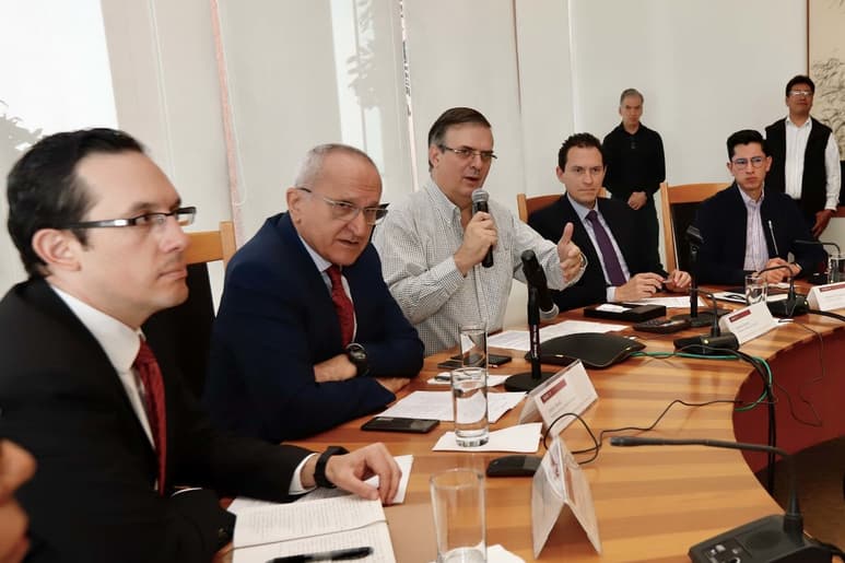 En la imagen aparece Marcelo Ebrard junto a algunos diplomáticos del Gobierno federal. (NOTIMEX)