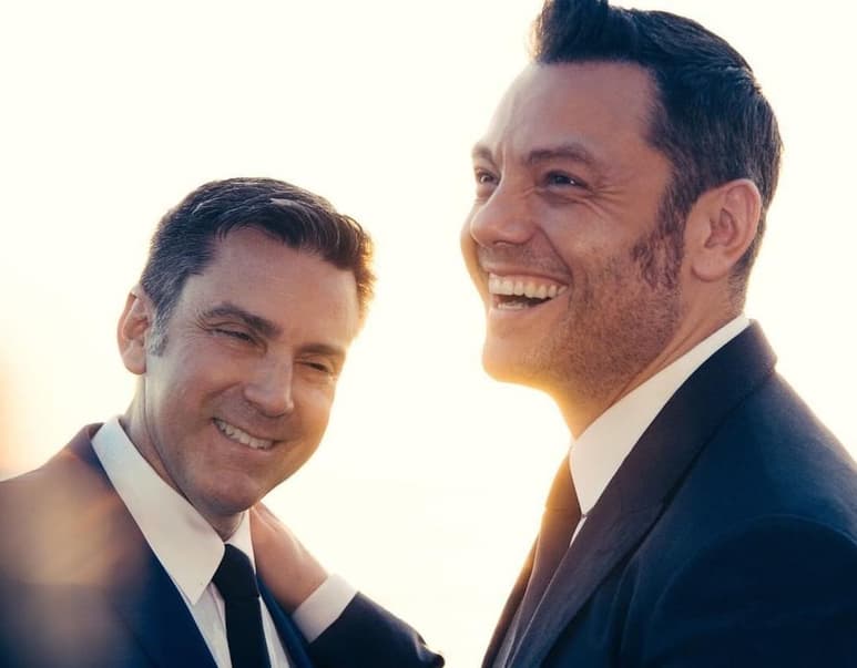 Tiziano compartió en redes sociales una imagen en la que aparece con su esposo Victor Allen, gerente de marketing estadounidense. (ESPECIAL)