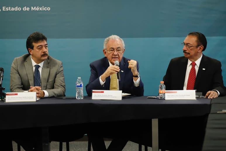 Javier Jiménez Espriú, secretario de Comunicaciones y Transportes, Genaro Enrique Utrilla Gutiérrez, director general de Caminos y Puentes Federales, y Cedric Iván Escalante Sauri, subsecretario de Infraestructura, informan en conferencia sobre los aeropuertos de la Ciudad de México, Toluca y Santa Lucía. (EFE)