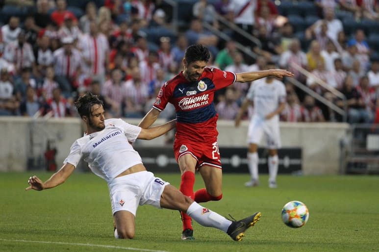El delantero lagunero Oribe Peralta durante el duelo entre el Rebaño Sagrado y la escuadra italiana Fiorentina. (ESPECIAL)