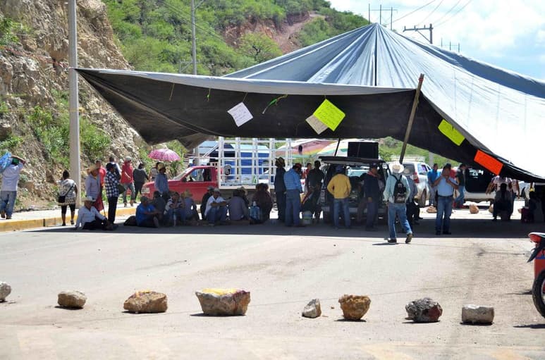 Productores y campesinos de diversas entidades del país llevan a cabo desde esta mañana bloqueos carreteros, en demanda de que el gobierno federal libere el presupuesto aprobado para apoyar al campo. (ARCHIVO)