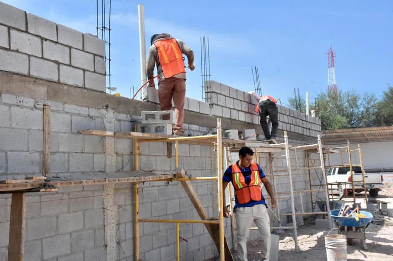 Se construirán, en una primera fase, 220 metros cuadrados de la unidad médica, digna para todos los habitantes del campo, especialmente para quienes no cuentan con cobertura de un sistema de seguridad social. (EL SIGLO DE TORREÓN)