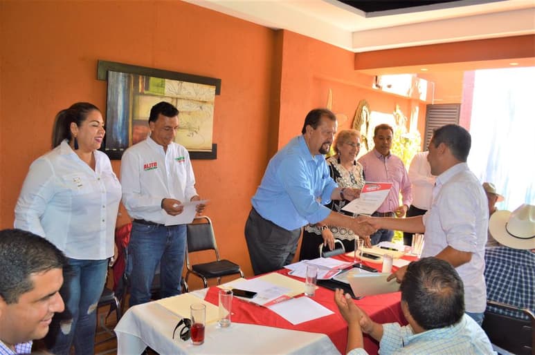 El senador con licencia, quien ha ocupado muchas posiciones en el sector cenecista y en temas relacionados con el campo mexicano se mostró preocupado por la dinámica del nuevo gobierno que está afectando a los campesinos.
(EL SIGLO DE TORREÓN)