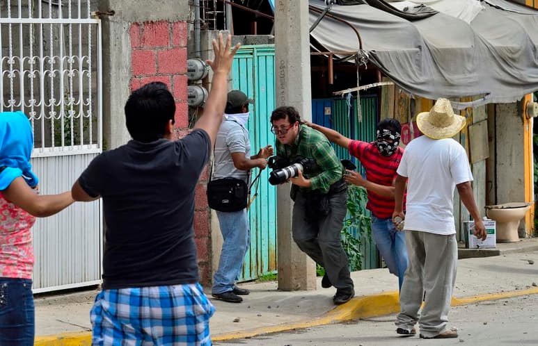 En México, el periodismo sigue siendo una actividad de alto riesgo, pues todos los días se contabilizan por lo menos dos agresiones contra comunicadores y cada mes un nuevo asesinato.