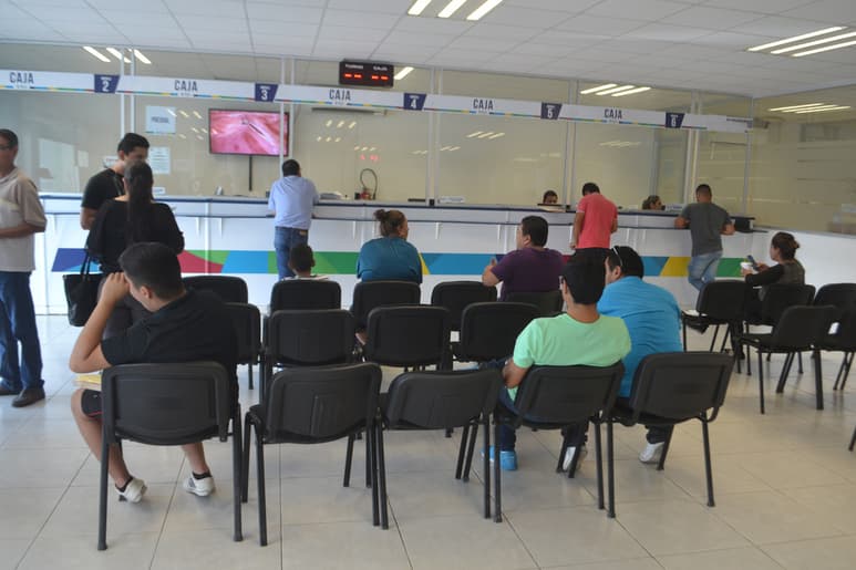Por la temporada vacacional de verano, Recaudación de Rentas de Lerdo reporta una mayor afluencia de personas que acuden a tramitar licencias de conducir. (EL SIGLO DE TORREÓN/ANGÉLICA SANDOVAL)