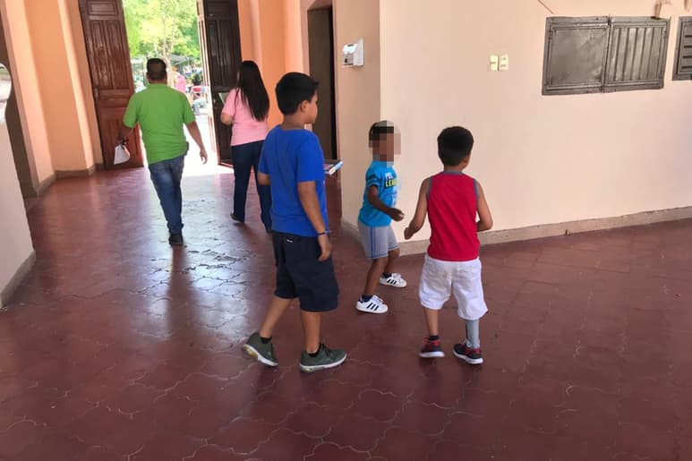 El Siglo de Torreón captó en recientes días a un grupo de niños vendiendo chicles al interior de la presidencia municipal de Lerdo. (EL SIGLO DE TORREÓN/ANGÉLICA SANDOVAL)
