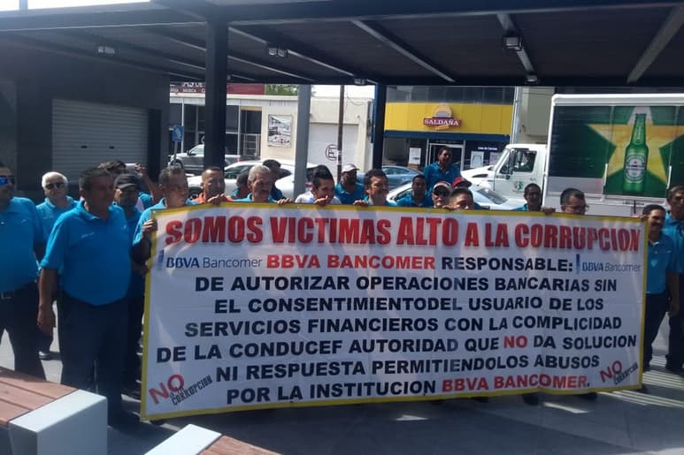 Molestos porque la Condusef no parece estar a favor de los usuarios de los bancos y, al contrario, no atienden las quejas formales. (DIANA GONZÁLEZ)