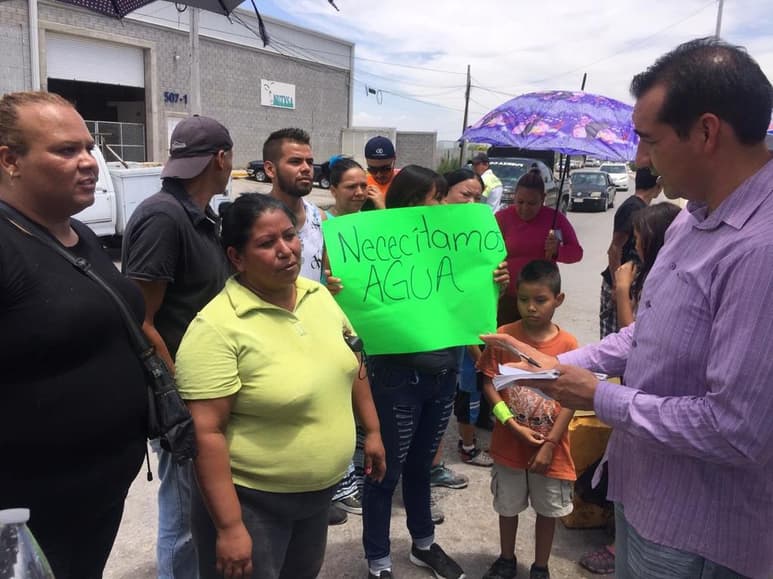 cerca de 20 personas bloquearon el paso del bulevar el Tajito para exigir una repartición mayor y pareja para todos. (EL SIGLO DE TORREÓN)