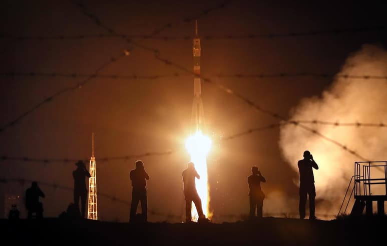 Tras dar cuatro vueltas alrededor de la Tierra, el ruso Alexandr Skvortsov, el estadounidense Andrew R. Morgan y el italiano Luca Parmitano arribaron a la EEI. (EFE)