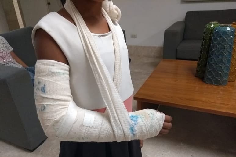 La pequeña Lidia, de ocho años, fue arrollada por un motociclista en Zaragoza Sur; aun así acompaña a su madre a vender botanas. (ROBERTO ITURRIAGA)