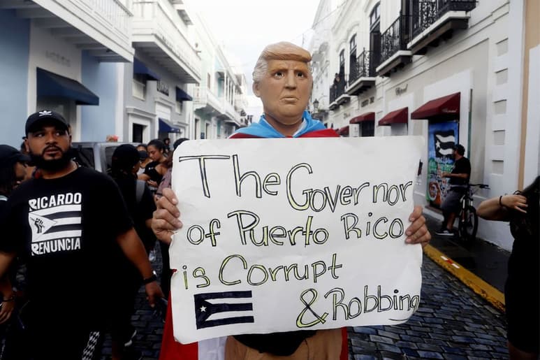 Acompañados de memes, Roselló y sus asesores más cercanos no dejaron fuera a casi nadie. (EFE)