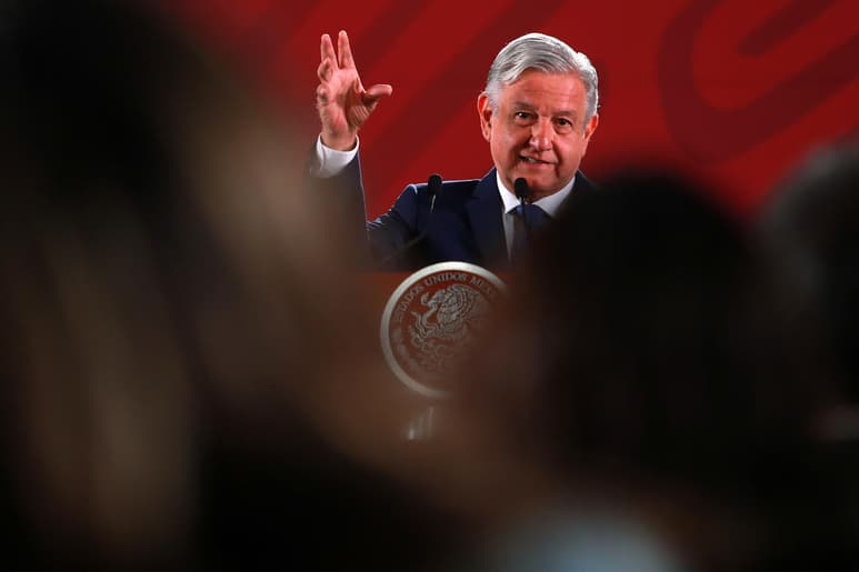 El presidente mexicano, Andrés Manuel López Obrador, atribuyó este martes a las 'recetas' del Fondo Monetario Internacional (FMI) el alza de la inseguridad y la pobreza en México, tras un nuevo ajuste a la baja de la previsión de crecimiento del país. (NOTIMEX)