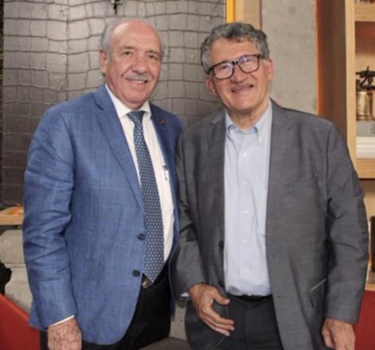  Arturo Alcalde Justiniani (der) negó ser el abogado de Carlos Romero Deschamps, secretario general del Sindicato de Trabajadores Petroleros de la República Mexicana, y afirmó que se trata de una campaña de desprestigio en un tema que aún falta mucho por conocer. (TWITTER)