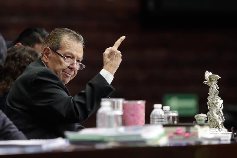 También se quejó de que el secretario de Estado de Estados Unidos, Mike Pompeo, y el canciller mexicano, Marcelo Ebrard hayan dado declaraciones contrarias, pues uno dijo que se aceptó el plan migratorio de Estados Unidos, y esto ya no se entiende.
(ARCHIVO)