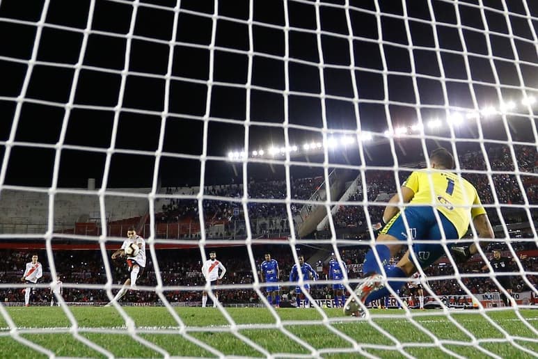 El jugador millonario, Matías Suárez, fue el encargado de cobrar la pena máxima que mandó por encima del arco de los brasileños.