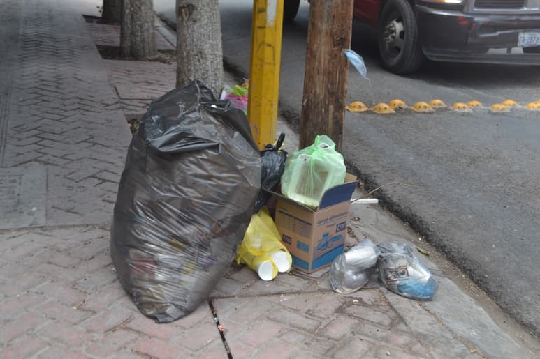 Así se han captado montones de basura en la zona Centro de Lerdo, después del mediodía. (EL SIGLO DE TORREÓN/ANGÉLICA SANDOVAL)