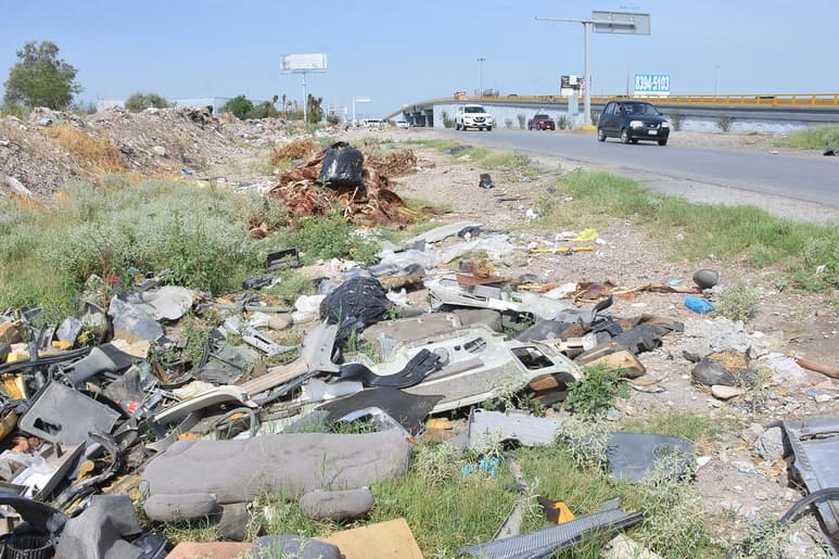 Basurero. Son varios los espacios del antes llamado periférico Raúl López Sánchez los que presentan una gran cantidad de basura acumulada.