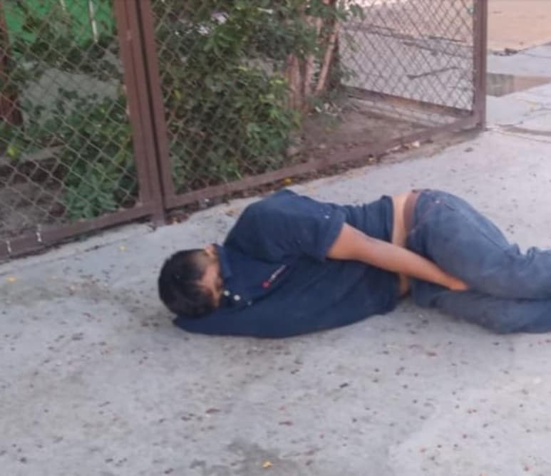 Hasta la calle sexta de la colonia Eduardo Guerra acudieron las autoridades donde efectivamente encontraron a un joven tirado sobre la banqueta. (EL SIGLO DE TORREÓN)