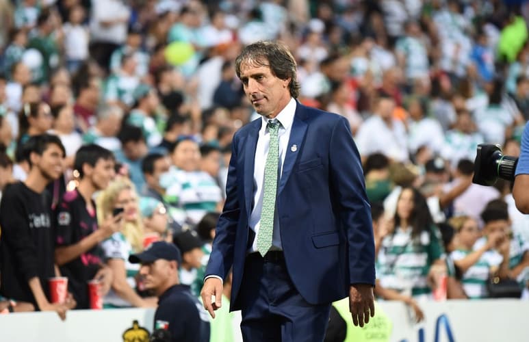 El técnico Guillermo Almada dijo que ambos partidos de Santos Laguna en el Corona han sido 'sólidos', pero advirtió que Atlas será un rival complicado el próximo viernes. (JESÚS GALINDO)