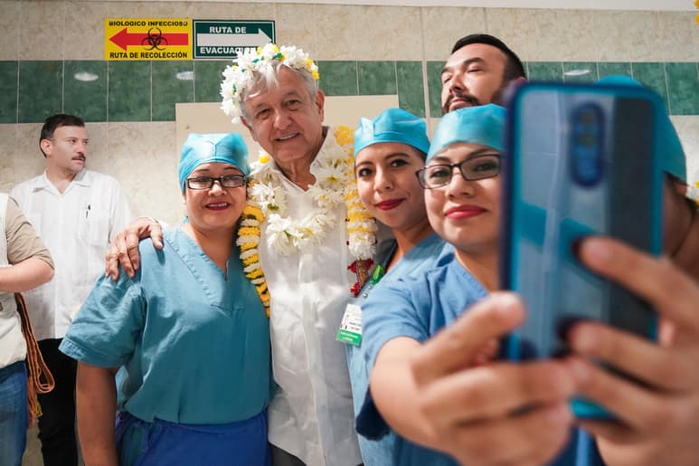 Tras revisar el estado del hospital rural de este municipio, el Jefe del Ejecutivo federal dijo que él se bajó el sueldo a 108 mil pesos mensuales, lo que no le gustó a muchos funcionarios que ganaban más. (NOTIMEX)