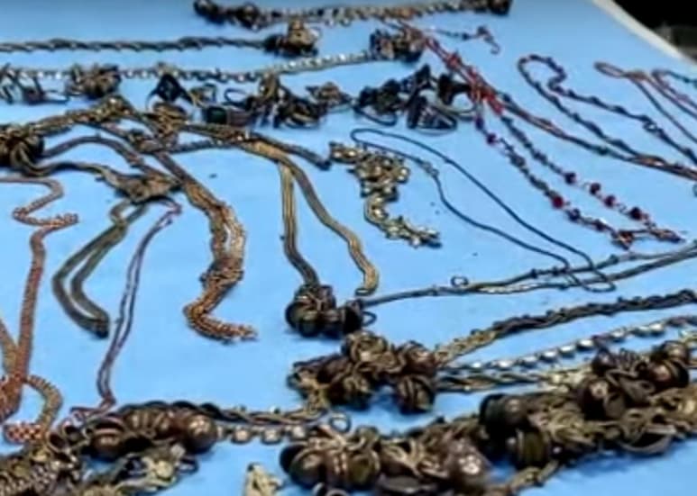 Collares, anillos, pulseras y hasta un reloj, todo se lo comió. (INTERNET)