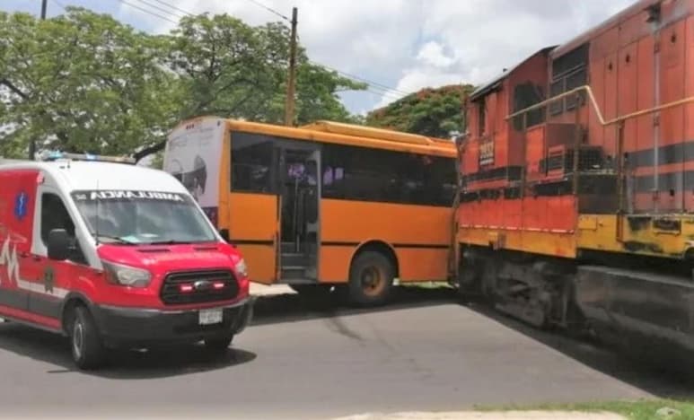 Por el impacto, varios de los pasajeros fueron lanzados de sus asientos recibiendo golpes leves. (EL UNIVERSAL)