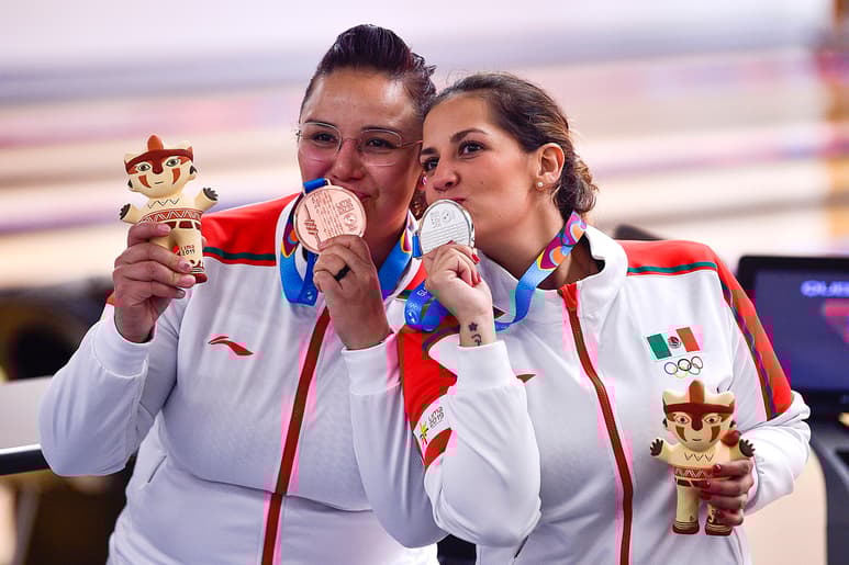 Miriam Aseret Zetter (d) e Ileana Lomelí, tras la ceremonia de premiación. (JAM MEDIA)