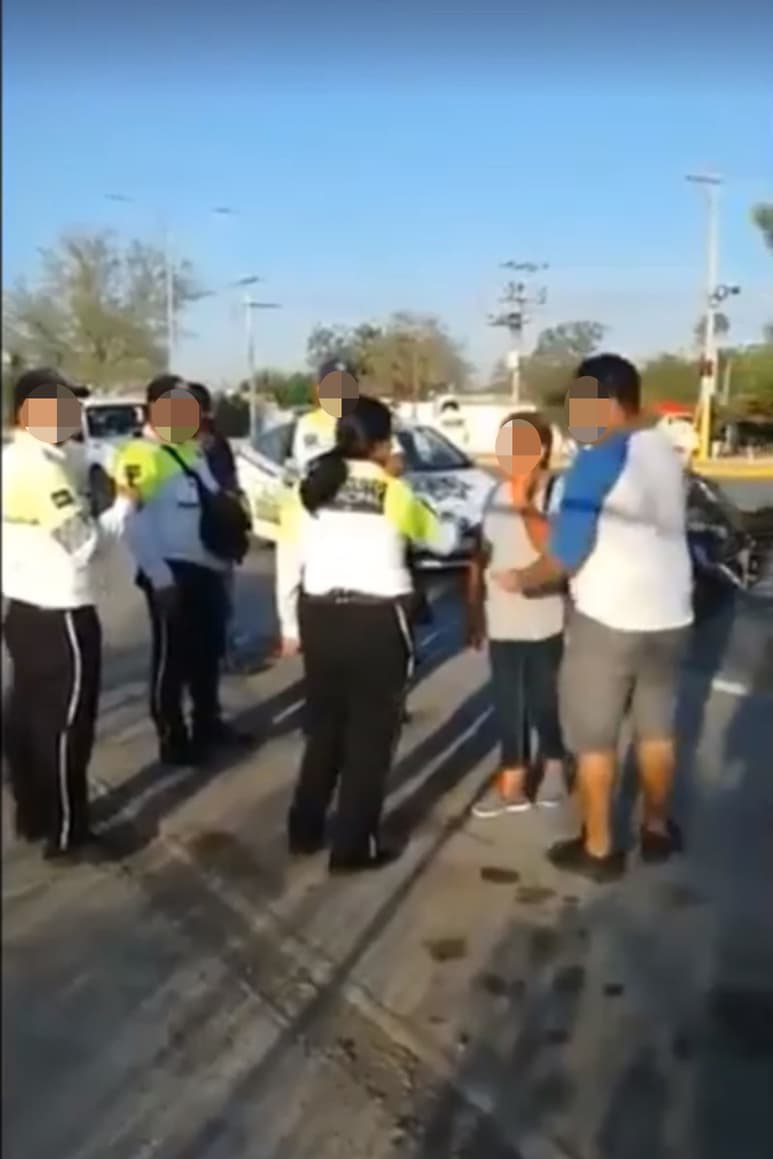 En el video se observa una discusión entre ciudadanos y elementos de Tránsito y Vialidad. (EL SIGLO DE TORREÓN)