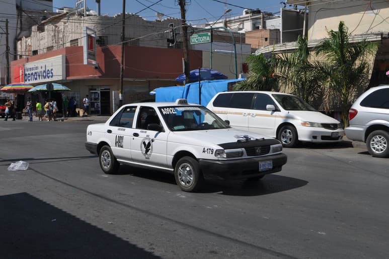 Pese a las vacaciones, se mantienen las revisiones a vehículos del servicio público por parte de la Subdirección de Transportes del estado. (EL SIGLO DE TORREÓN)