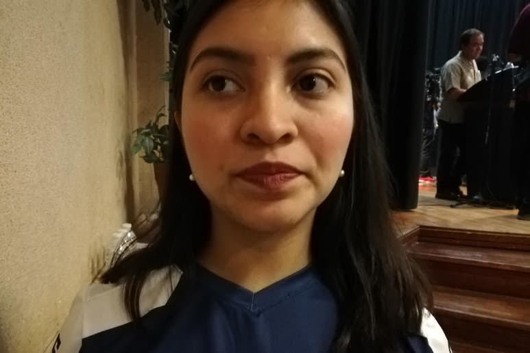 Becaria de la Facultad de Medicina dijo que ahora que recibió la beca valora los programas sociales del nuevo Gobierno. (VIRGINIA HERNÁNDEZ)