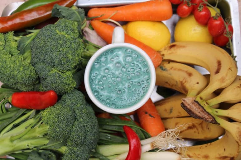 Dichos alimentos son benéficos para el cuerpo por su contenido de vitaminas y minerales, además de su aporte de clorofila, fitonutrientes y oxígeno, que pueden ayudar a alcalinizar el cuerpo. (ARCHIVO)