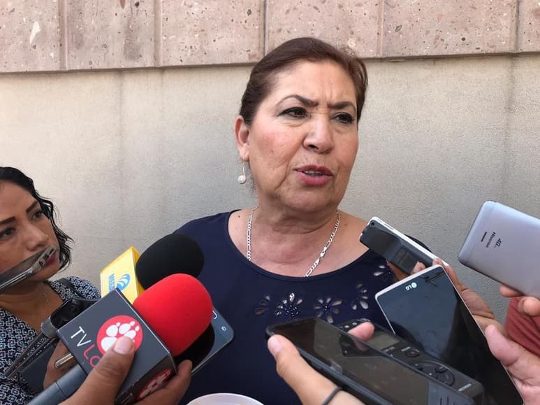 La alcaldesa de Lerdo, María Luisa González Achem insistió en que en la pasada jornada electoral no se inclinó por otros partidos políticos y dijo que si así hubiera sido “los números serían diferentes, no sé quién ganaría ni quién perdería pero sí se serían muy diferentes los números”. (EL SIGLO DE TORREÓN/ANGÉLICA SANDOVAL)