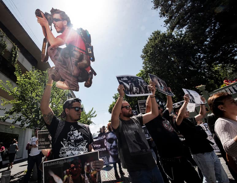 Durante un acto encabezado por Cristina y Rubén, padres del fotógrafo Rubén Espinosa Becerril y frente a activistas, familiares, organizaciones civiles y periodistas en la plaza Lerdo de Xalapa, Veracruz, exigieron justicia y reclamaron a la autoridad investigadora seriedad. (NOTIMEX)
