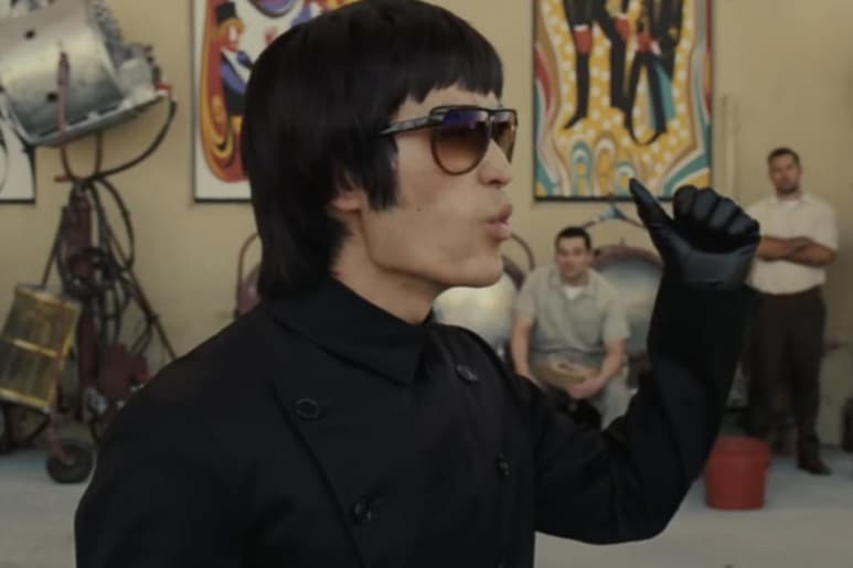 Interpretado por Mike Moh, Bruce Lee tiene en 'Once Upon a Time... in Hollywood' la actitud de un fanfarrón y arrogante que alardea ampliamente de sus habilidades como luchador. (ESPECIAL)