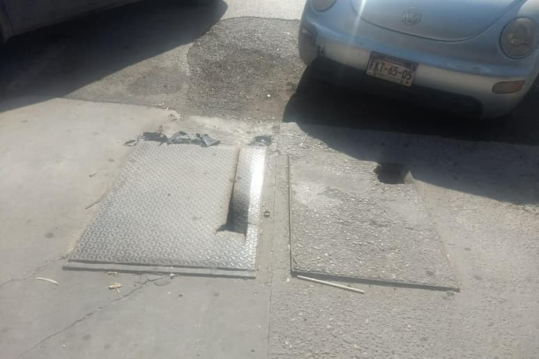 Reportaron dos tapas de registro sanitario dañadas sobre la banqueta. (EL SIGLO DE TORREÓN)
