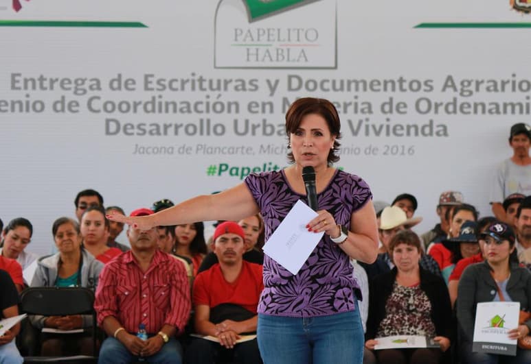 El presidente Andrés Manuel López Obrador aseguró que sigue pensando que la extitular de Sedesol, Rosario Robles, quien es investigada por su gobierno, 'es un chivo expiatorio', porque los responsables de la tragedia nacional son los de mero arriba tanto del sector público y el privado. (ARCHIVO)